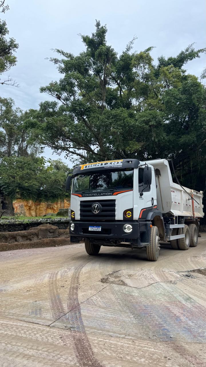 Caminhão basculante da Trentini em obra
